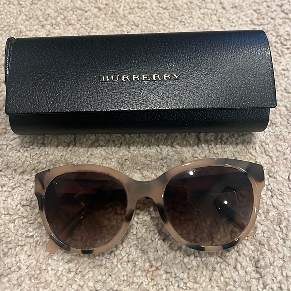 Burberry Accessories - Burberry sunglasses